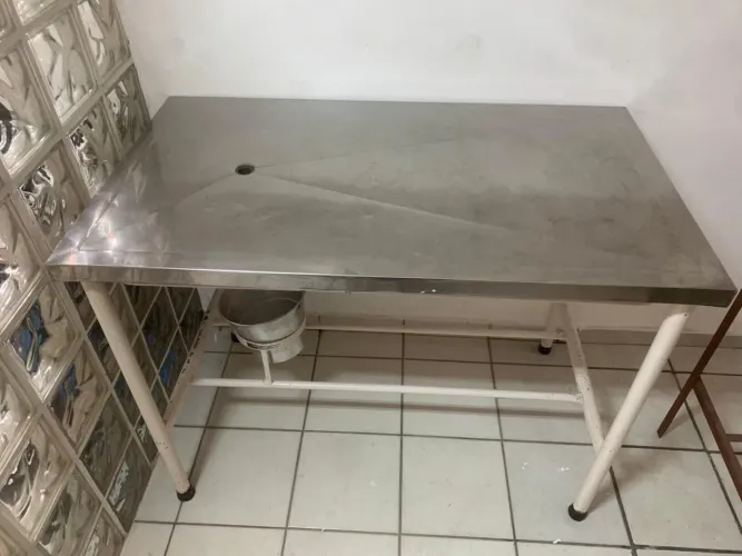 Vendo mesa inox para atendimento veterinário