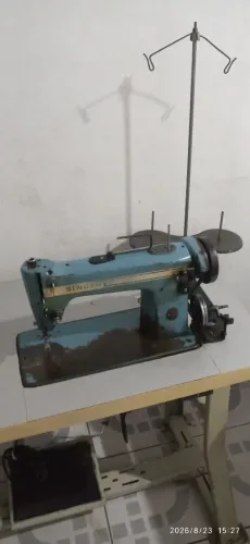 Máquina de costura industrial reta com bancada
