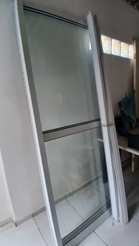 Porta de vidro com aluminio para divisão de ambiente.