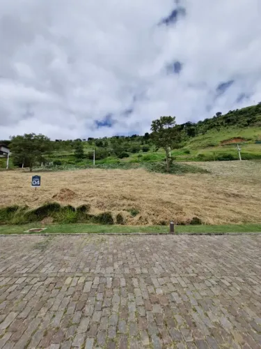 Imóvel para venda tem 1920 metros quadrados em Corrêas - Petrópolis - RJ