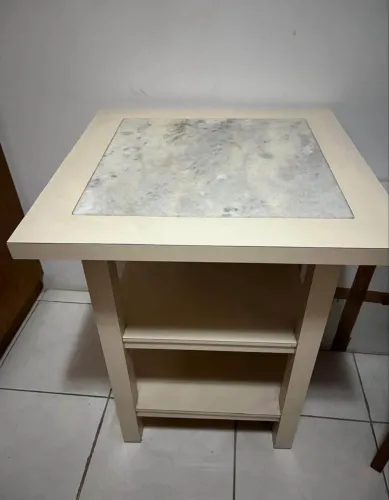 Mesa de apoio com tampo em mármore - elegante e atemporal