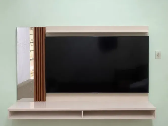 Painel para TV Suspenso Moderno com Espelho e Detalhe Ripado