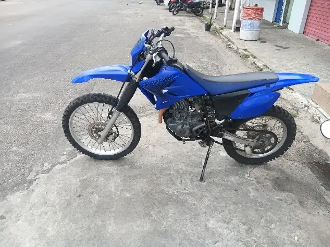 Moto com poucas trilhas alinhada nunca caiu andando so parada
