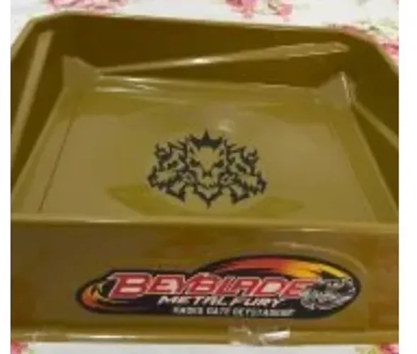 Arena de Beyblade com pequenas fissuras 
