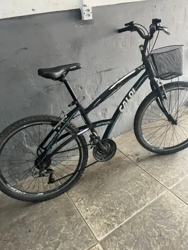 Bicicleta de alumínio e aro 26. Marca Caloi.