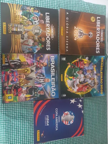 Álbuns de futebol vazios