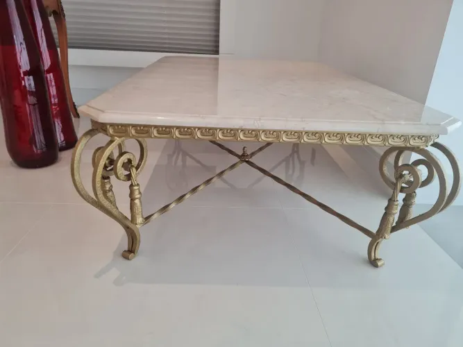 Mesa de Centro 1,20 Mármore Crema Marfim com estrutura de ferro torneado Dourado.Lindaaa