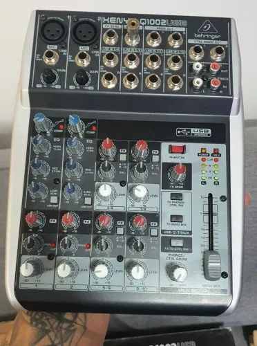 Mesa de som com interface de áudio Behringer Xenyx Q1002 USB 110v
