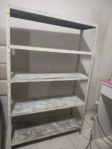 Prateleira de ferro
