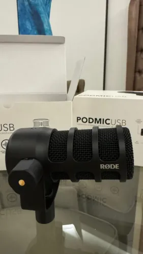 Microfone Rode PodmicUSB + suporte articulado de microfone
