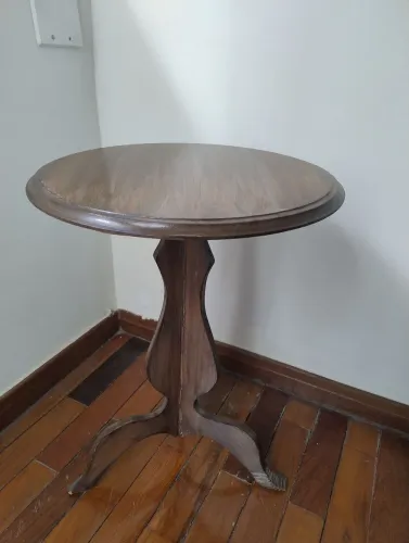 Mesa redonda de madeira retrô