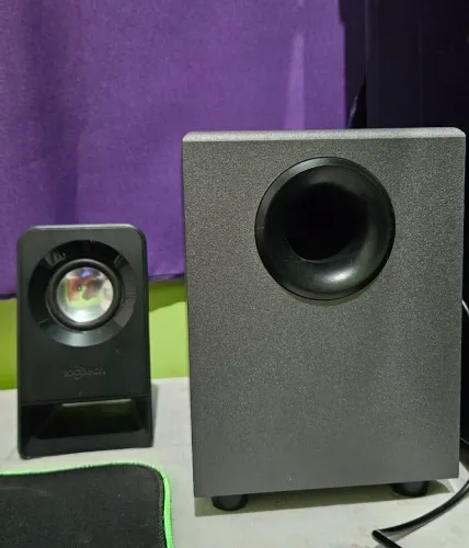Caixa de som 2.1 pra computador Logitech Z211