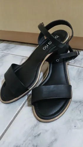 Sandália preta com detalhe dourado N38