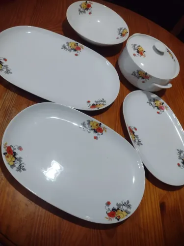 Lindo jogo de travessas e sopeira porcelana SRS impecável 