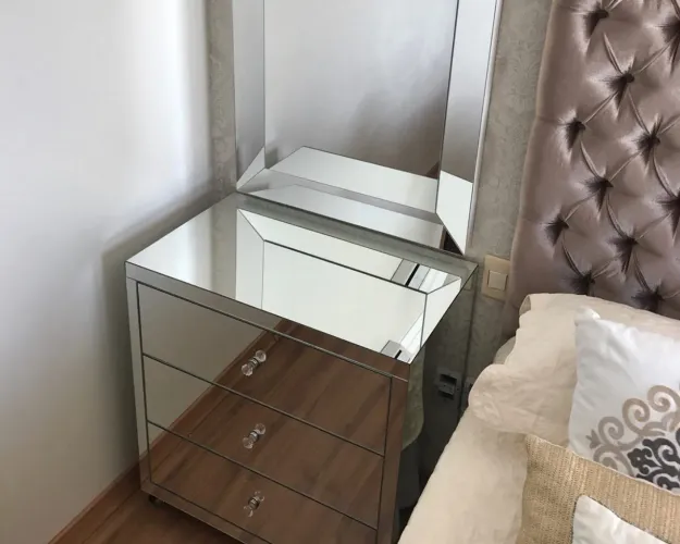 Mesa de cabeceira espelhada- criado mudo 