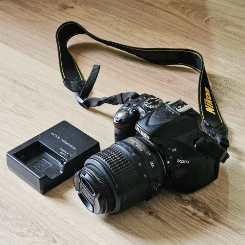 Nikon D5200 + Lente 18-55mm + Cartão de Memória 32GB e Carregador