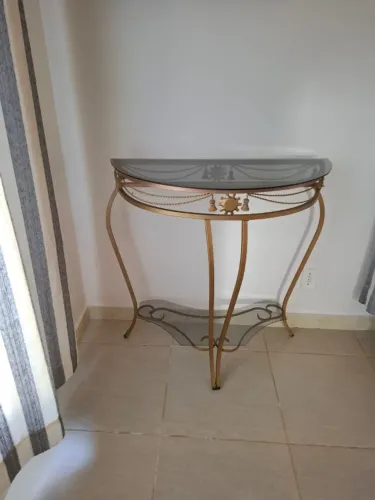 mesa de ferro, dourada, com tampo de vidro de 3 mm , para encostar na parede 