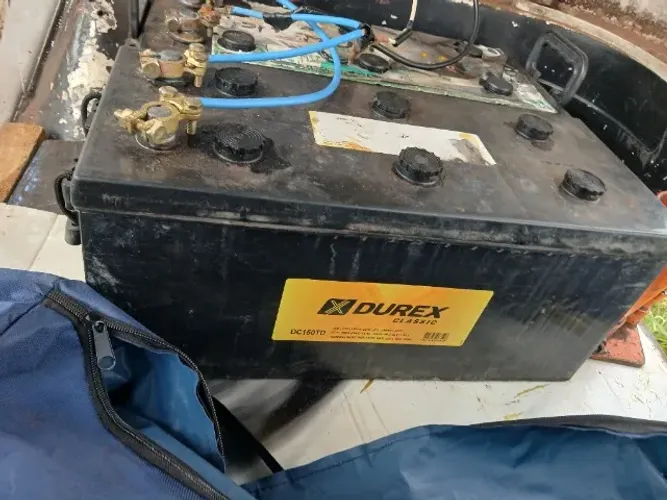 Uma bateria de caminhão de 150 amperes