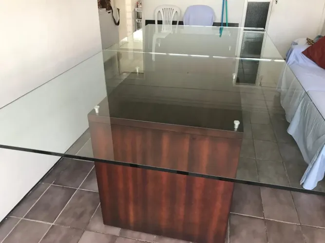 Vende-se duas mesas com tampo de vidro e base de madeira