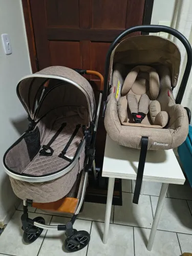 Carrinho de bebê com bebê conforto 