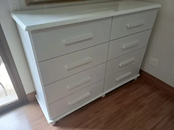 Cômoda em mdf branca com oito gavetas