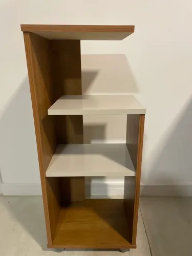 Mesa de Apoio com Prateleiras