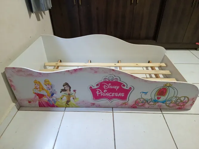 Cama infantil Disney Princesas baixa c/ proteção lateral 157,5 x 72,5cm.
