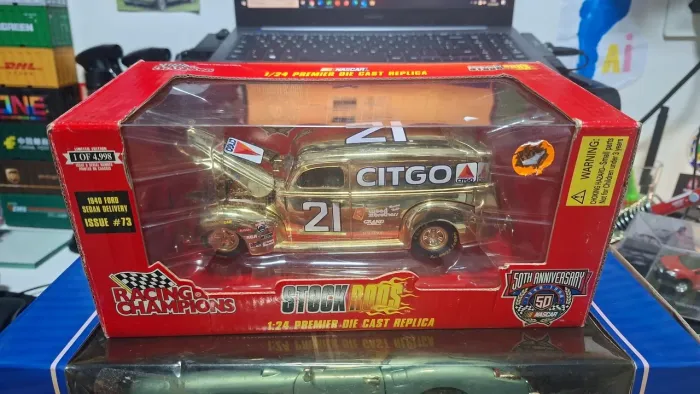 Miniatura Ford Sedan Delivery 1940 Racing Champions Escala 1/24.