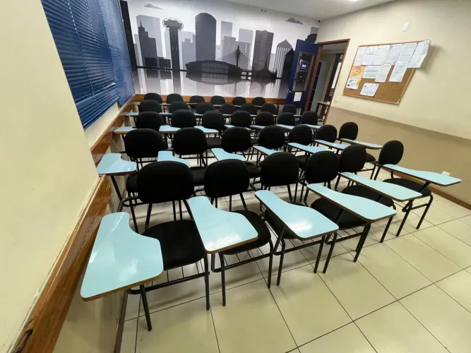 Cadeira escolar preta 