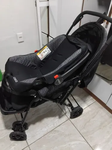 Carrinho de bebê com bebê conforto da marca cosco. Semi novo