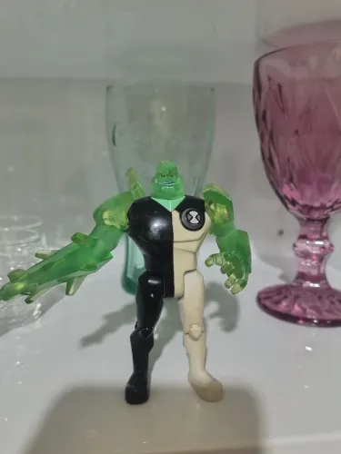 Lote boneco Ben 10 e diamante usado com detalhe ler descrição