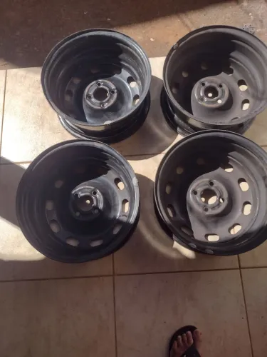 Vendo jogo de rodas com calotas aro 15 Volkswagen 