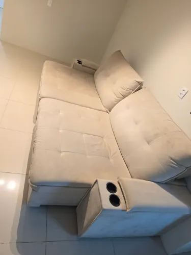 SOFÁ RETRATIL RECLINÁVEL COM CARREGADOR