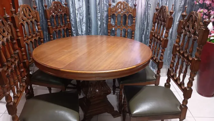 Mesa com 6 cadeiras+mesinha lateral.