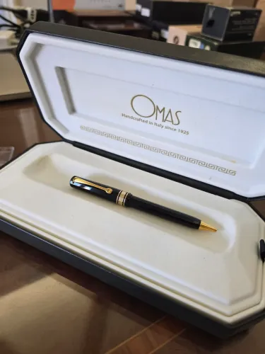 Caneta esferografica italiana, OMAS na cor preta, com ponteira e clipe folhado a ouro.