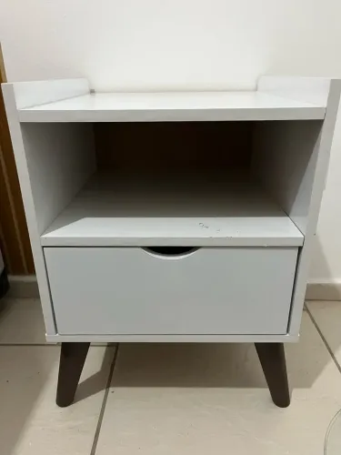 Mesa de cabeceira branca com gaveta