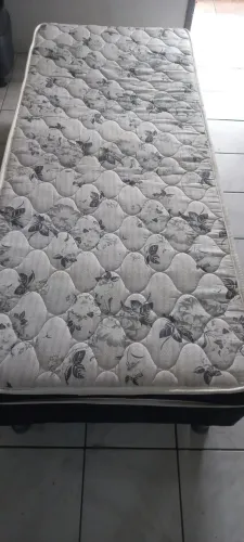 CAMA E COLCHÃO INTEGRADO DE SOLTEIRO, BEM CONSERVADO.