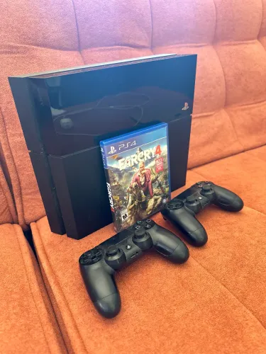Play 4 com 2 controles e um jogo