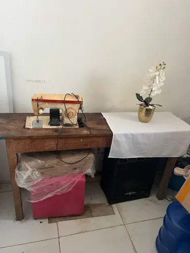 VENDE-SE MESA DE MADEIRA PARA POR MÁQUINA DE COSTURA