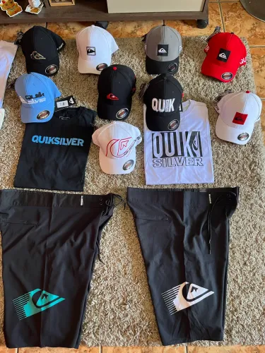 Kit da Quik berma camisa e bonés 