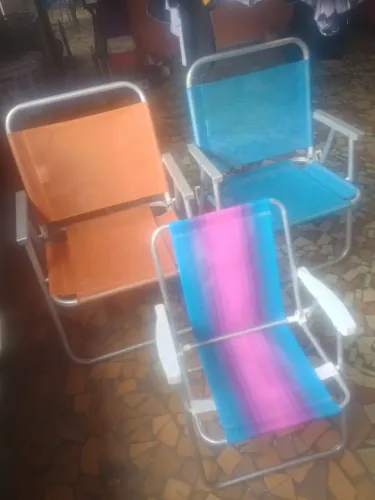 Três cadeiras de praia duas grandes e uma pequena
