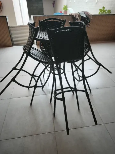 conjunto de banquetas e mesa altas com encosto trançado em fibra sintética (junco)