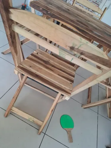Mesa de madeira com 4 cadeiras