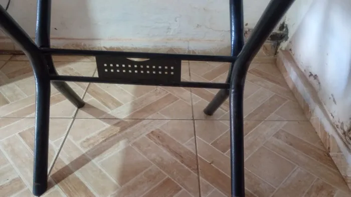 Vendo uma mesa de tampa de granito, base de ferro por 500 reais chamar no zap *44 