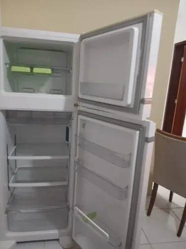 Vendo Geladeira seminova bem zelada por 1.150,00. 