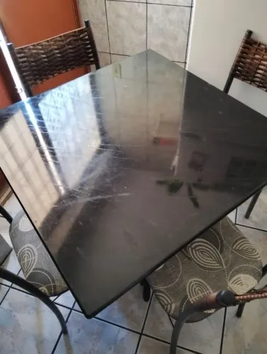 Mesa de jantar com 4 cadeiras
