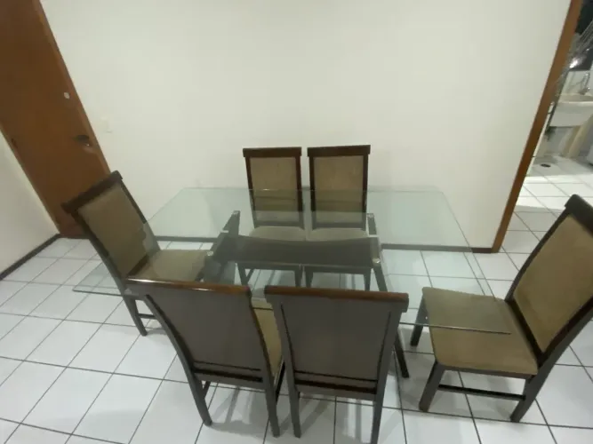 Mesa de vidro retangular com 6 cadeiras
