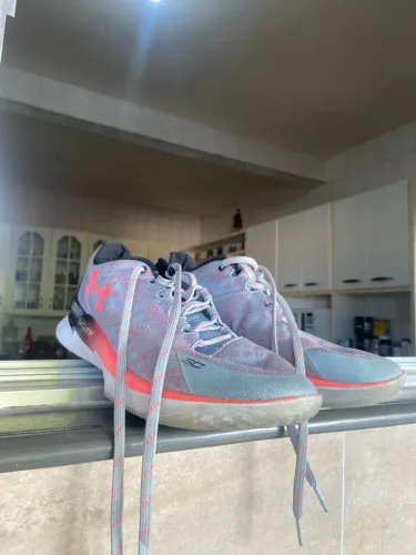 TÊNIS DE BASQUETE/VOLEI UNDER ARMOUR