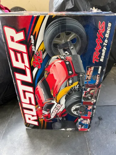 Carrinho Traxxas Rustler XL-5 Modelo 37054-1, um automodelo elétrico.