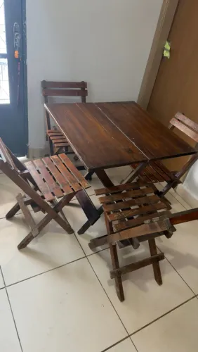 Conjunto de mesas com 4 cadeiras dobráveis